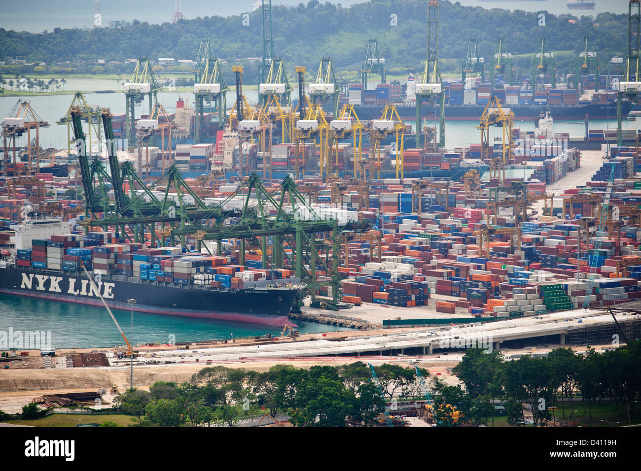 Singapur Kreuzfahrt, Containerterminal, Marina Bay Sands Hotel, Tube Extension Werke Schiffe am Anker, Schlepper, Business Financial District Stockfoto