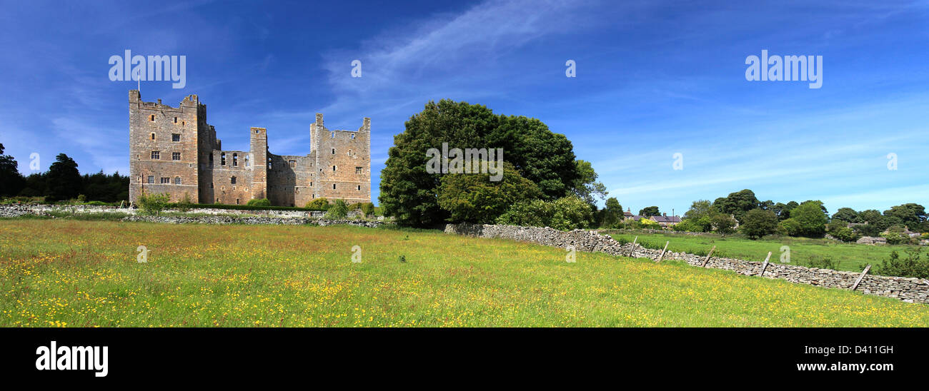 Blick über die Blumenwiese, Schloss Bolton Castle; Wensleydale; Yorkshire Dales National Park, England, Vereinigtes Königreich Stockfoto