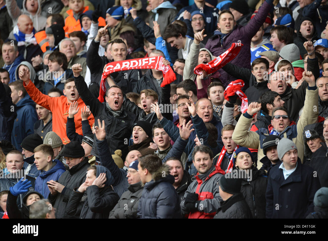 Cardiff City Fußball-Fans drängen sich Uk Stockfoto