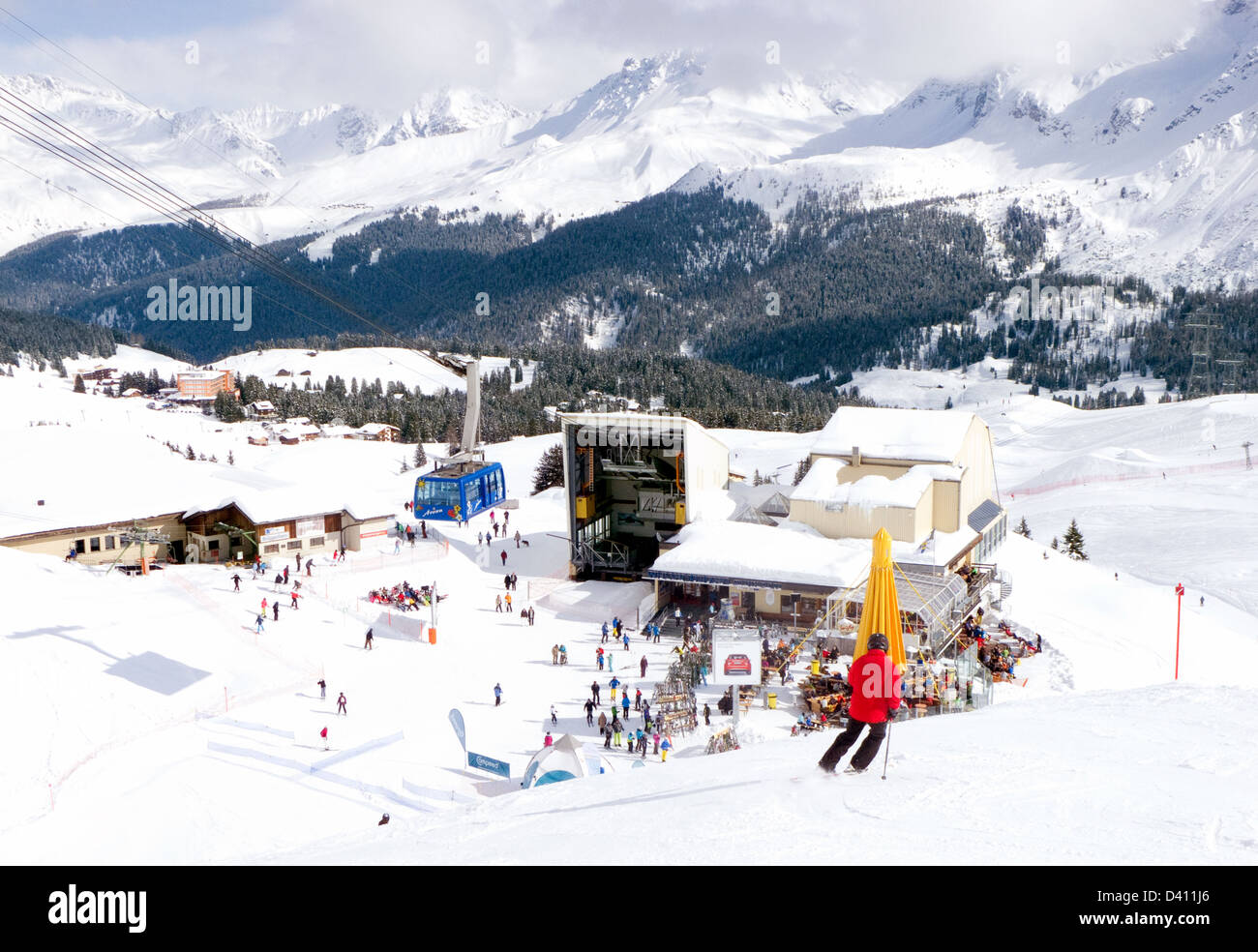 Skifahren in Arosa Skifahrer ski Resort, Weisshorn Mittelstation und Skilift, Schweiz Europa Stockfoto