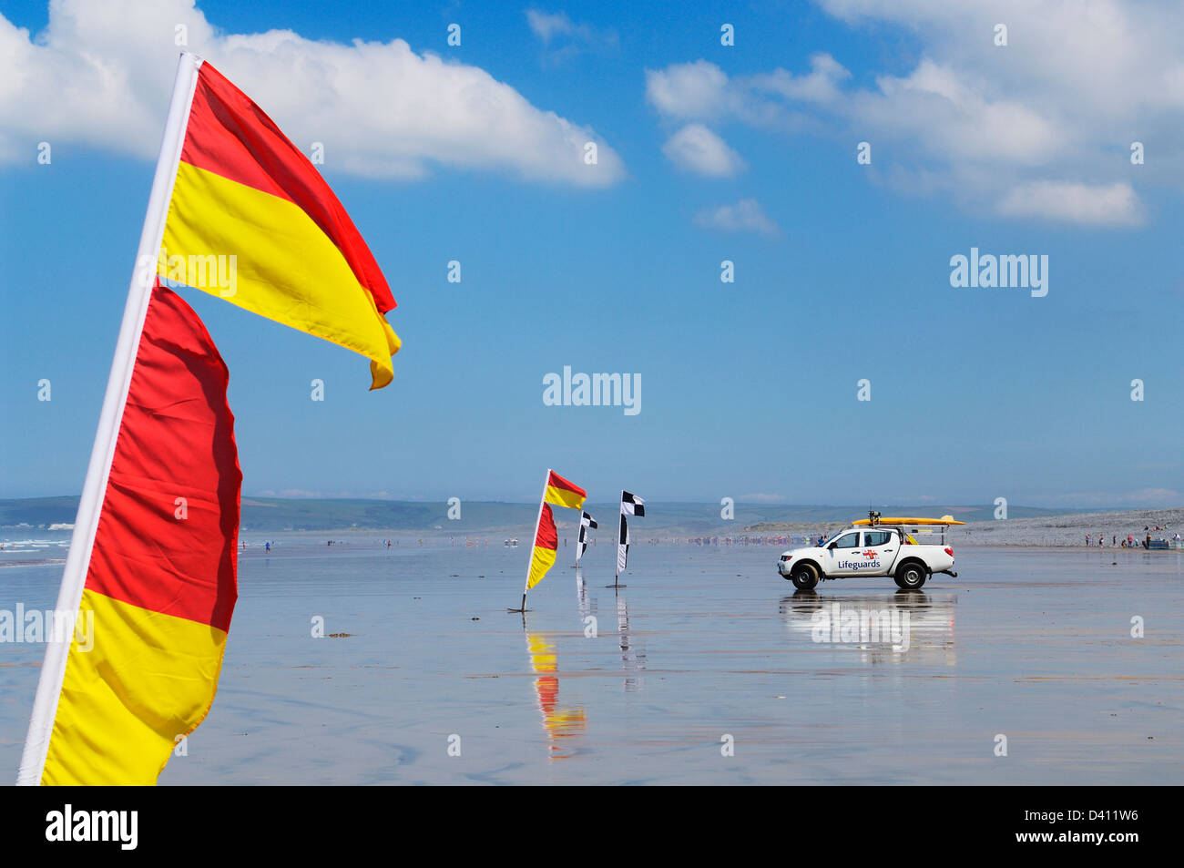 RNLI sichere Schwimmflaggen auf Westward Ho! Strand an der Küste von North Devon, England. Stockfoto