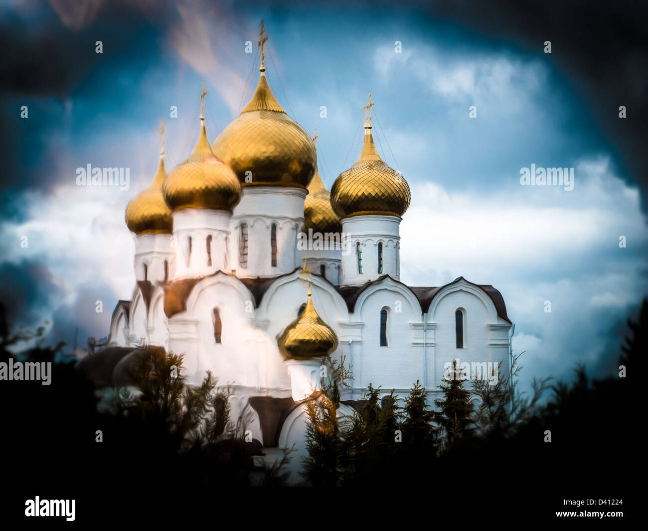 Kirche in Jaroslawl, Russland. Blick auf alte russische Kathedrale mit blauem Himmelshintergrund. Golden glänzenden Kuppeln und weißen Steinmauern. Stockfoto