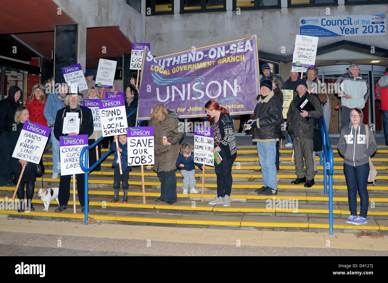 Demonstration von Unison Mitglieder und Familien auf die Schritte der Southend Civic Center gegen den Verlust von 80 Arbeitsplätzen von Southend Borough Council, Essex, Großbritannien Stockfoto