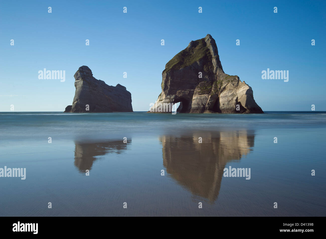 Den Torbogen-Inseln in der Nähe von Wharariki Beach, Neuseeland Stockfoto