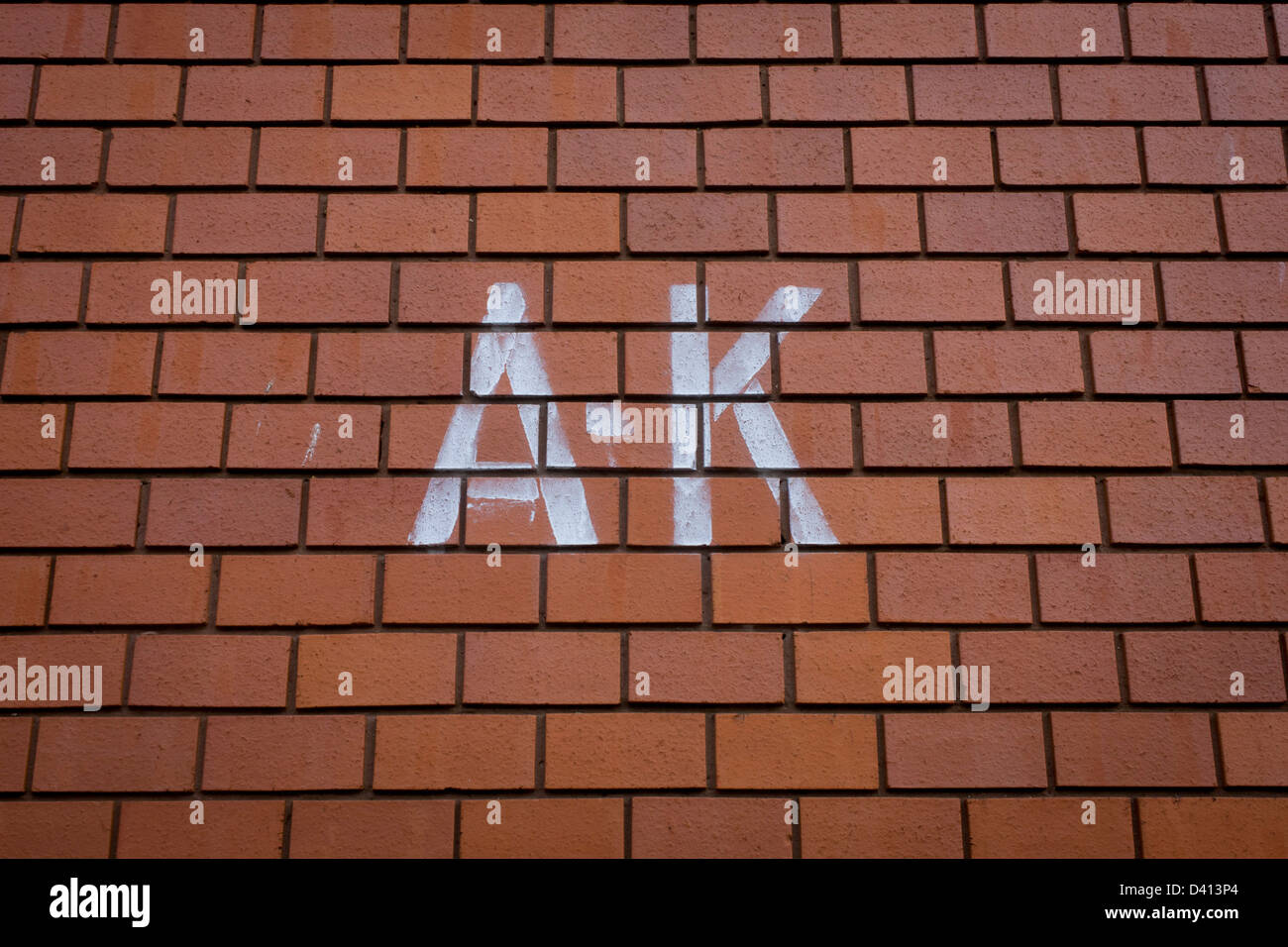 Die Lotnummer Buchstaben A-K gesprüht auf eine Mauer von einem modernen Wohngebiet im Norden London von Kings Cross. Stockfoto