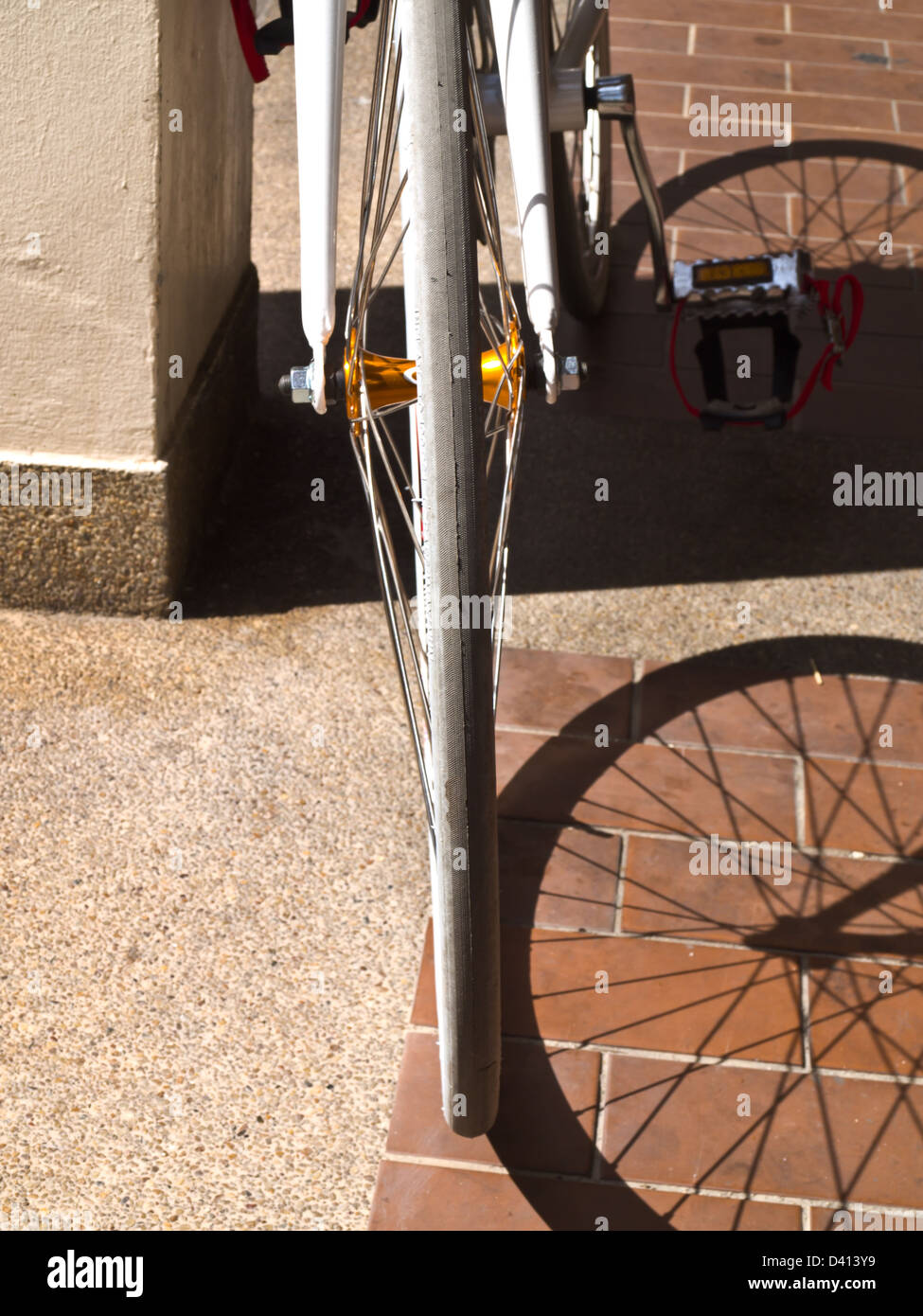 Teil des Fahrrad-Rad und seinen Schatten auf Bodenfliese Stockfoto
