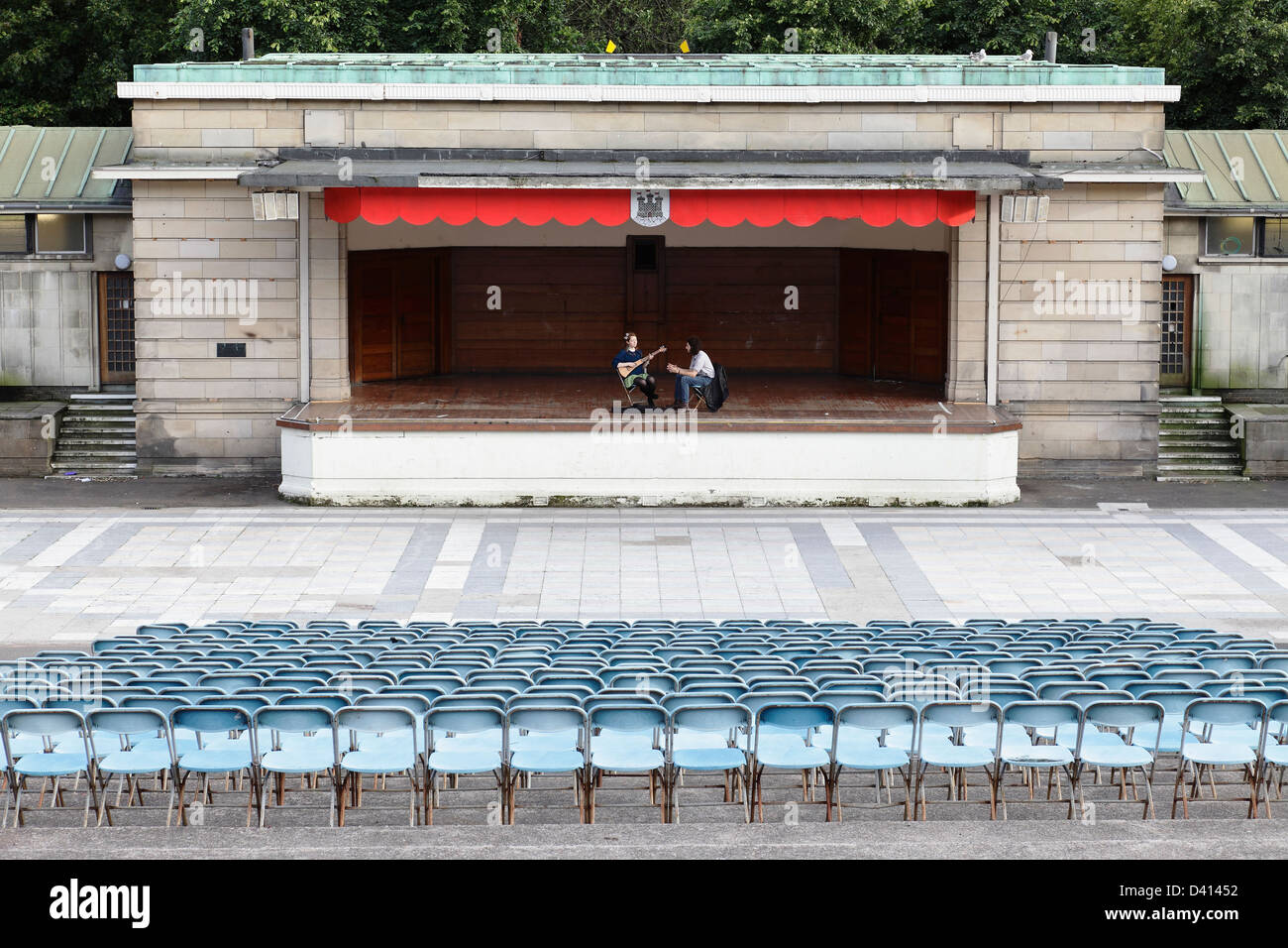 Musiker auf der Bühne des Ross Bandstand im Westen Princes Street Gardens in Edinburgh City Centre, Schottland, UK üben Stockfoto