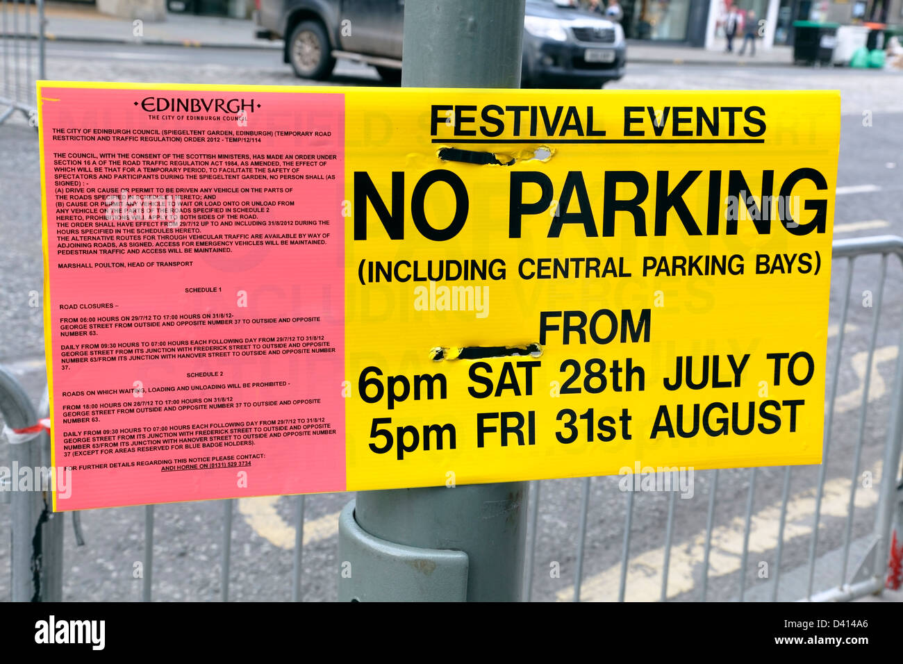 Melden Sie auf George Street Inserat Parken Beschränkungen, die dazu führen, Störungen beim Edinburgh Festival-Events, Schottland, Großbritannien dass Stockfoto