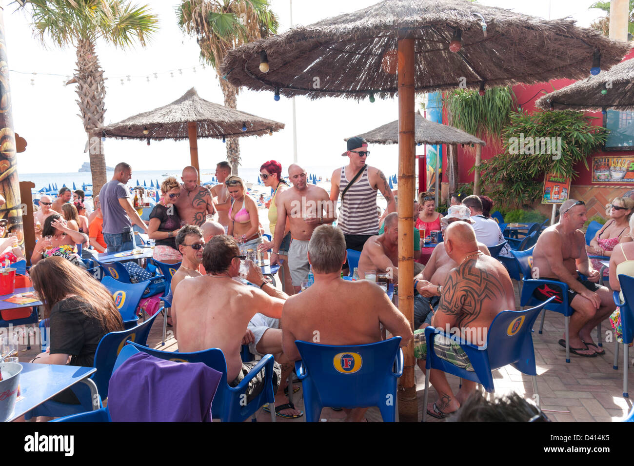 Britische Männer trinken in Bar an der Uferpromenade, Benidorm, Costa Blanca, Spanien Stockfoto