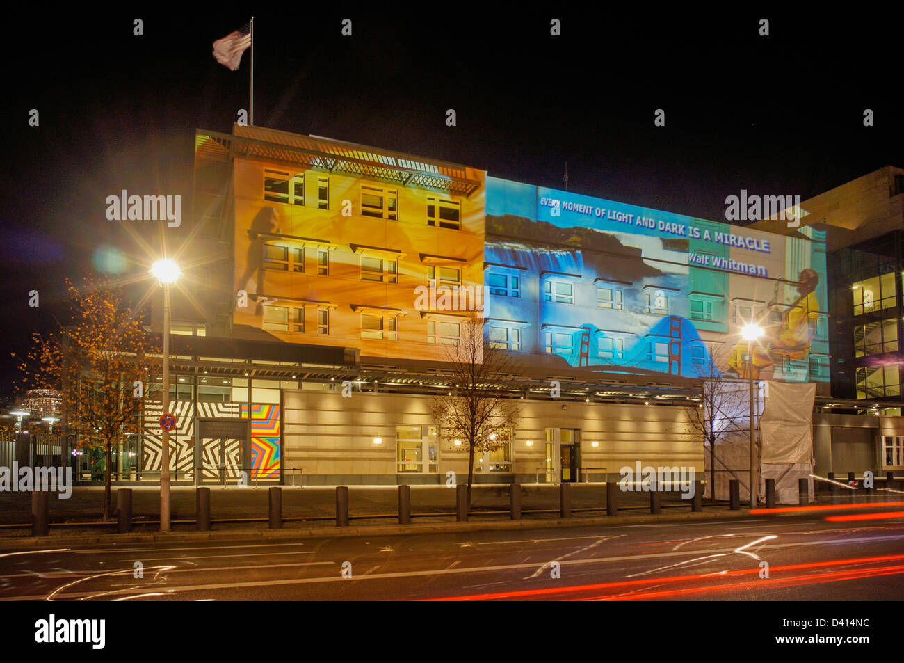 Bunt beleuchtete amerikanische Botschaft, Berlin Stockfoto