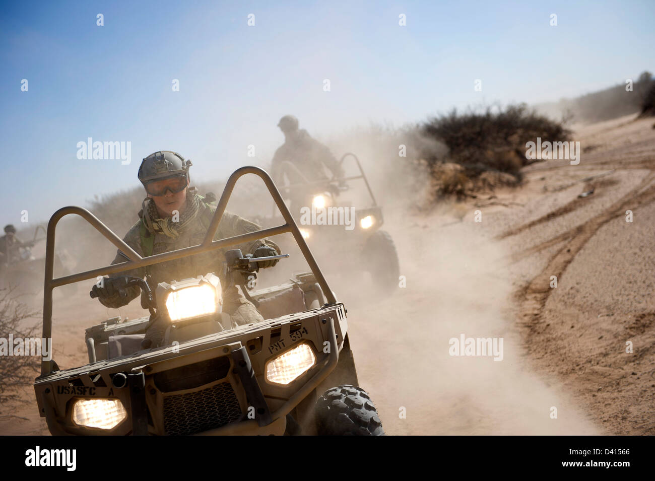 US-Green Beret Special Forces Soldaten Offroad-Manöver mit leichten taktischen alle Geländewagen 11. Februar 2013 in Fort Bliss, Texas. Green Berets trainiert mit LTATVs, Einarbeitung in die Fahrzeuge für das Manövrieren durch das Gelände in Afghanistan zu gewinnen. Stockfoto
