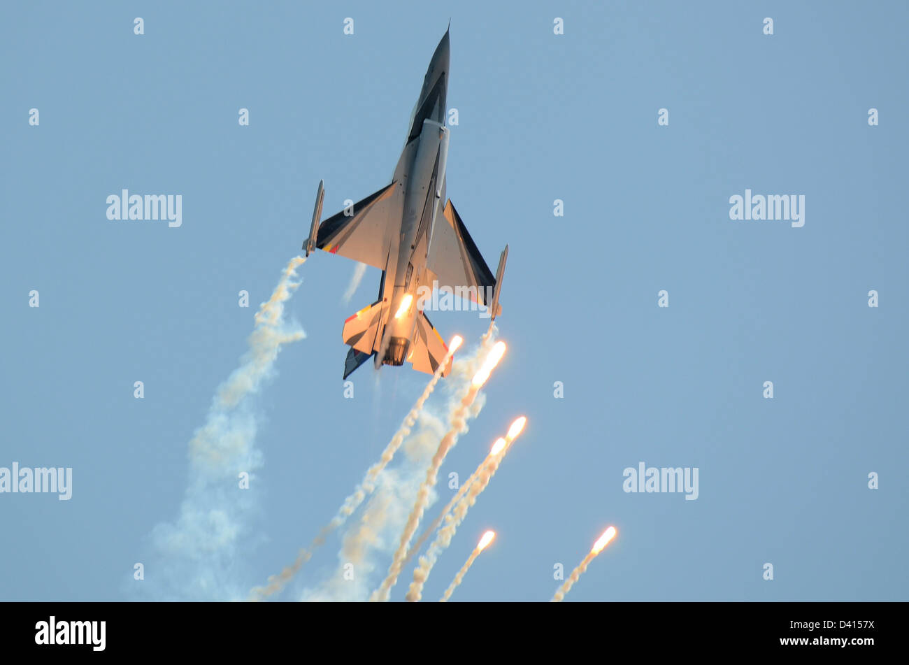 General Dynamics Lockheed F-16 der belgischen Luftkomponente (Air Force) setzt Flares frei, um Hitzesuchraketen abzuleiten Stockfoto