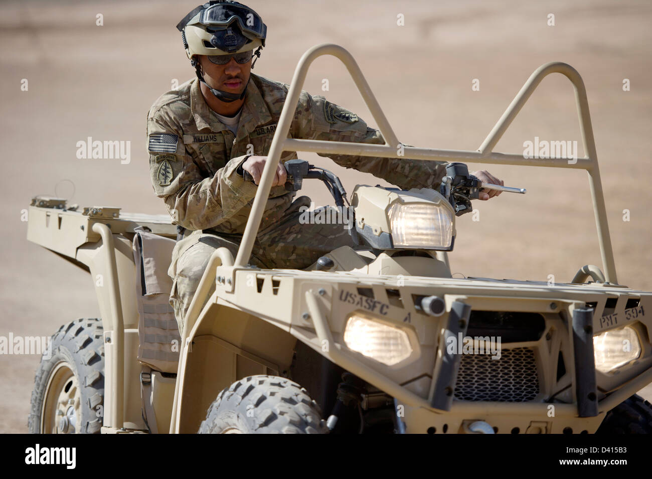 US-Green Beret Special Forces Soldaten Offroad-Manöver mit leichten taktischen alle Geländewagen 11. Februar 2013 in Fort Bliss, Texas. Green Berets trainiert mit LTATVs, Einarbeitung in die Fahrzeuge für das Manövrieren durch das Gelände in Afghanistan zu gewinnen. Stockfoto