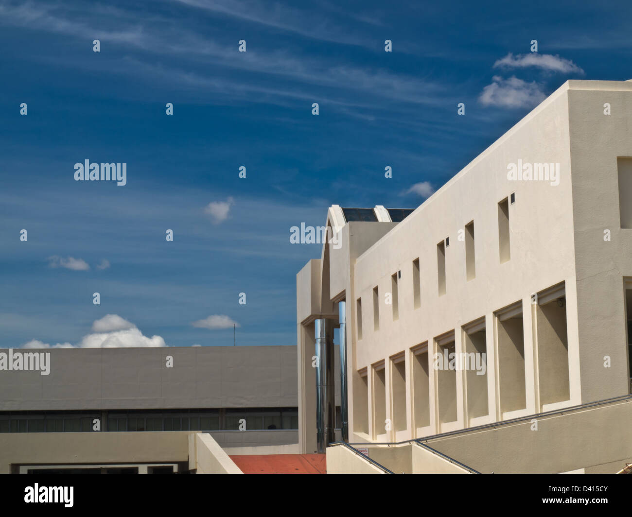 Bürogebäude am blauen Himmel Stockfoto