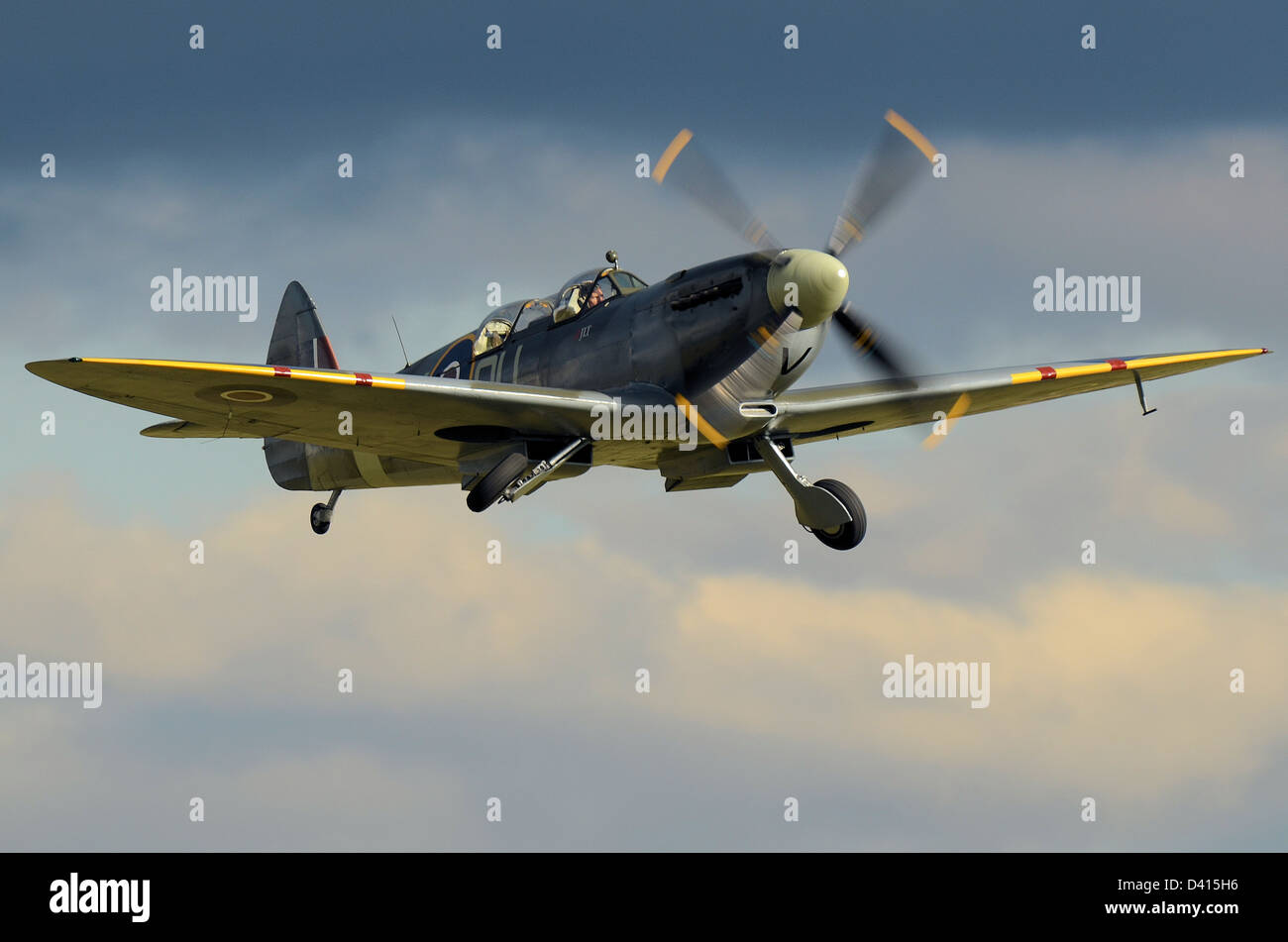 Das zweisitzige Supermarine Spitfire MkIXT (Mark 9 Trainer) Jagdflugzeug startet mit Richard Grace an der Steuerung in einem stürmischen Himmel Stockfoto