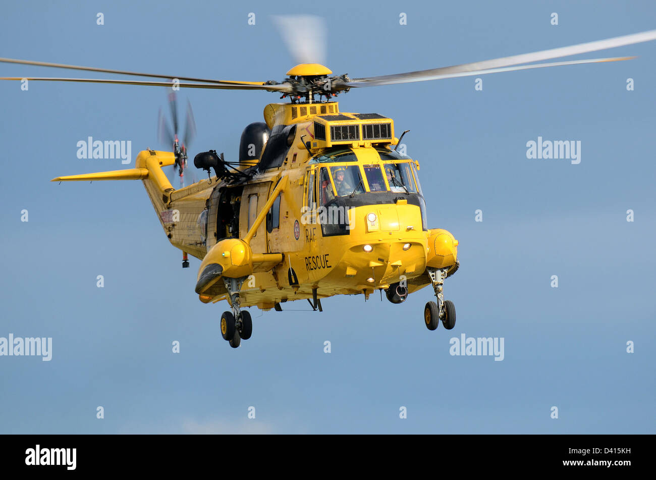 RAF Search and Rescue Sea King Hubschrauber. Der SAR Hubschrauber der Royal Air Force ist im Notfall hellgelb lackiert Stockfoto