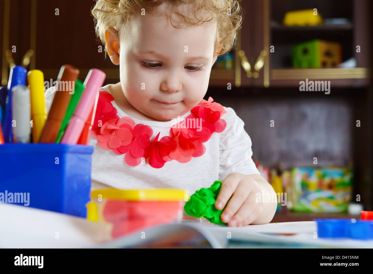 Niedliche kleine Mädchen machen eine Sternform aus Lehm Teig Stockfoto