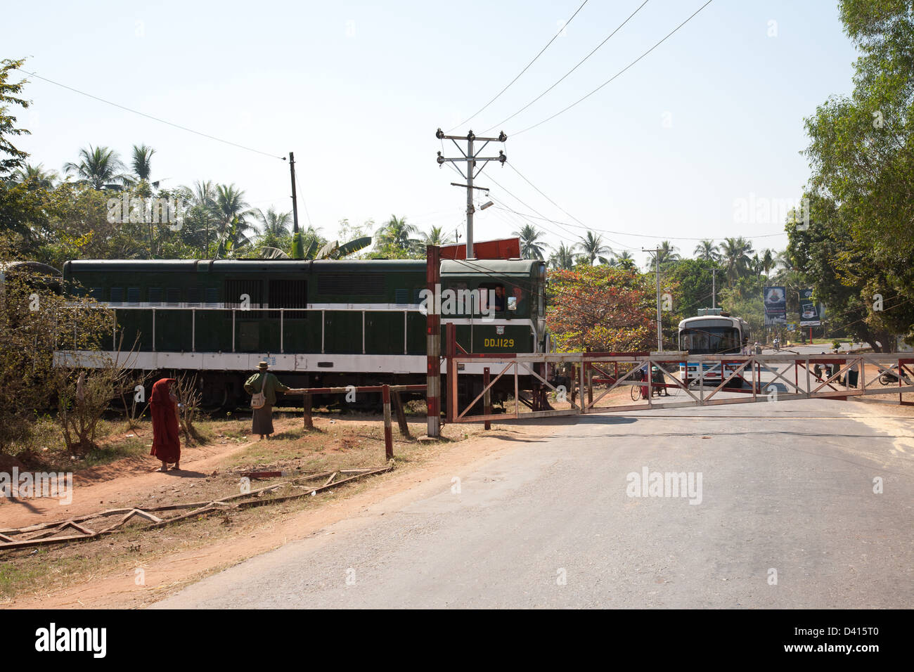 Trainieren Sie beim Überqueren einer Straße in Birma (Myanmar) auf dem Weg nach Yangon. Stockfoto