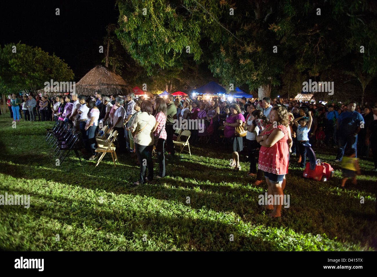 Eine panamaische Menschenmenge beobachten der Bühne beim Festival De La Naranja. Stockfoto