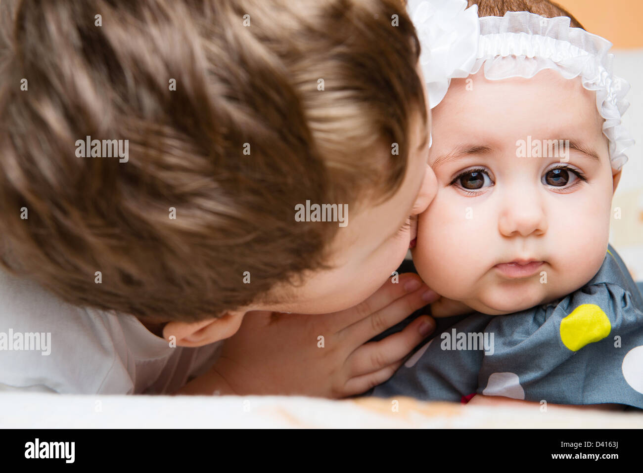 Älterer Bruder seine Neugeborene Schwester zu küssen Stockfoto