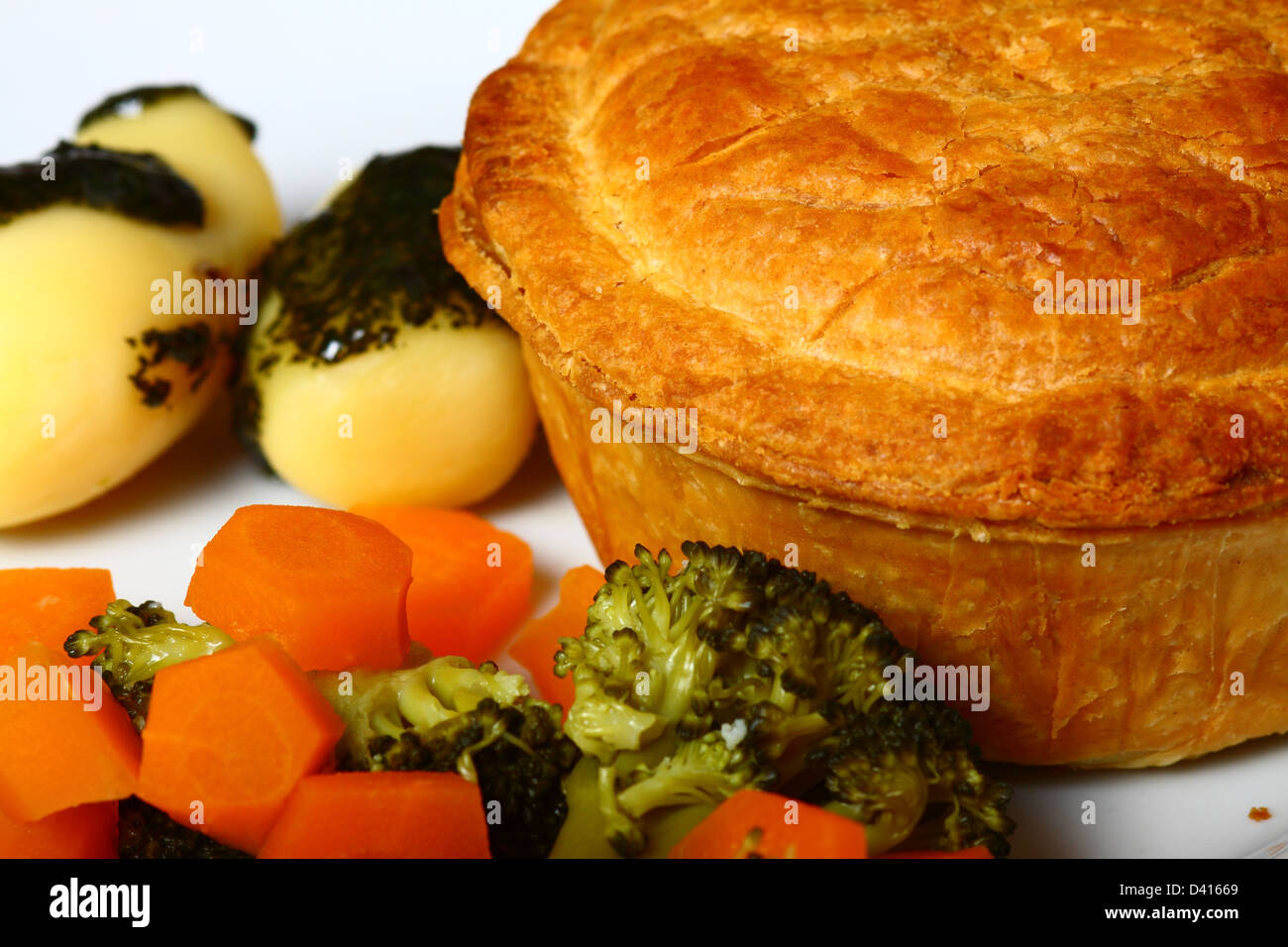 Steak Pie und Saisongemüse Stockfoto