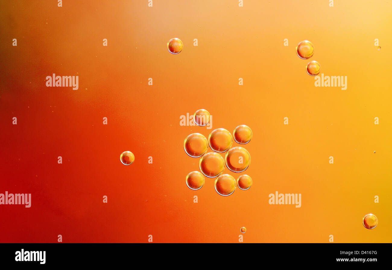Abstrakt rot, Luftblasen orange Hintergrund von schwimmenden Öl im Wasser. Stockfoto
