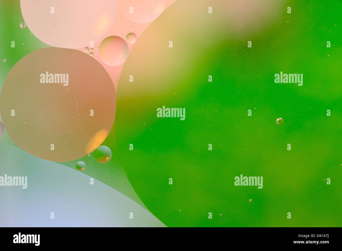 Abstrakten grüner Hintergrund von schwimmenden Öl Luftblasen im Wasser. Stockfoto