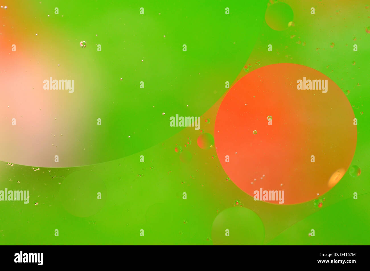 Abstrakten grüner Hintergrund von schwimmenden Öl Luftblasen im Wasser. Stockfoto