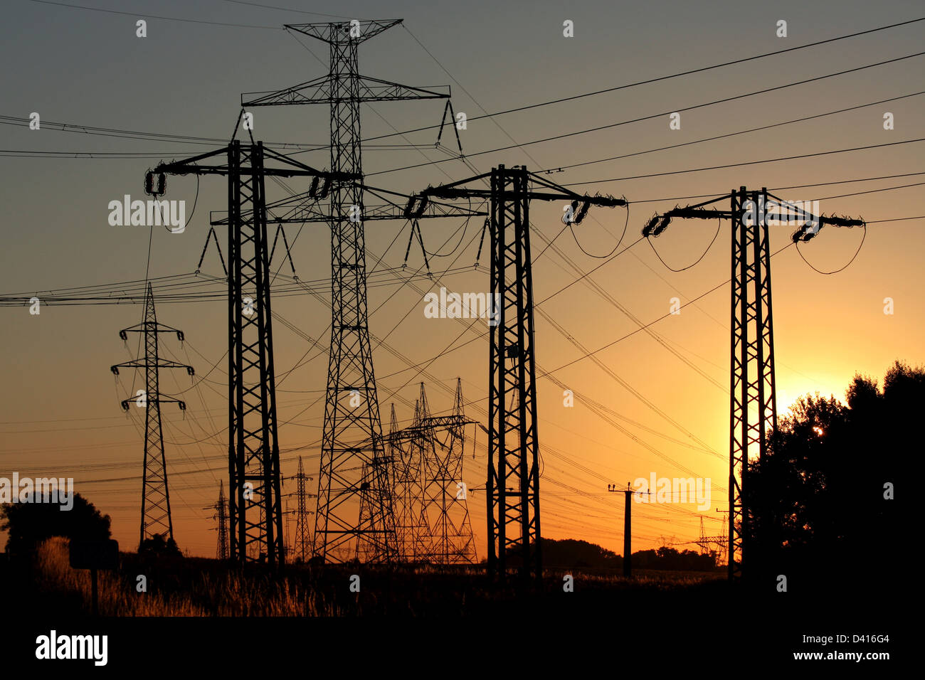 Hochspannungsleitung elektrische und Fernmeldeturm Stockfoto