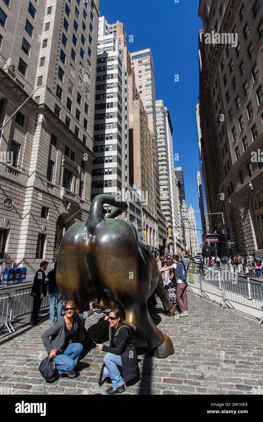 Touristen auf den Stier der Wall Street, Bankenviertel, New York City, USA Stockfoto