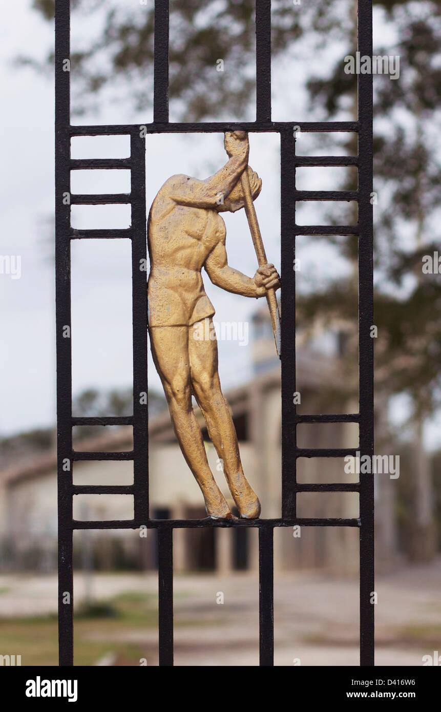 Stabhochsprung Bas Reliefskulptur auf einem Art-Deco-Zaun in New Orleans City Park. Stockfoto