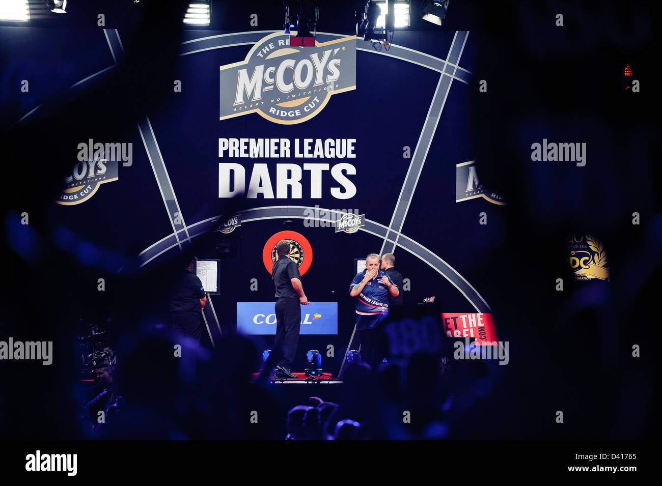 Exeter, UK. 28. Februar 2013. Ein Überblick über die Arena als Phil Taylor und James Wade spielen ihr Spiel in Runde vier der McCoys Premier League Darts in Westpoint Arena. Bildnachweis: Aktion Plus Sportbilder / Alamy Live News Stockfoto