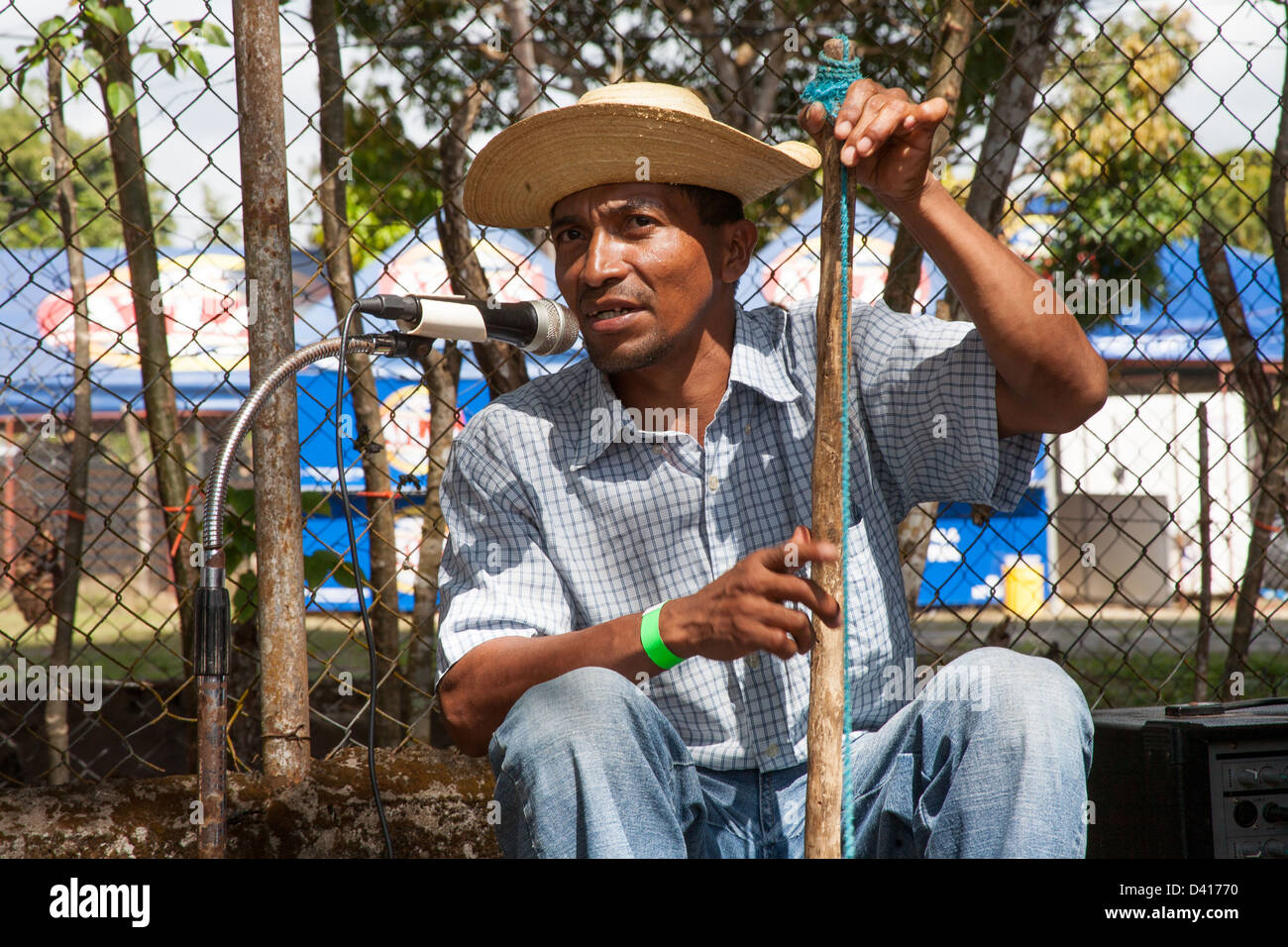 Ngobe Bugle indischen Mann spielt Musik auf dem Festival De La Naranja in Panama. Stockfoto