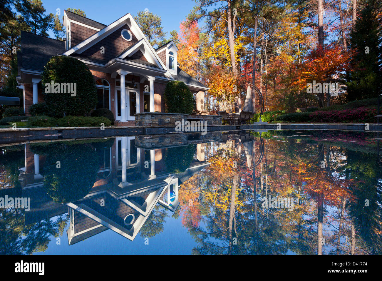 Bunte Blätter im Herbst in Schwimmbad auf traditionellen südlichen Home Immobilien Residence in Atlanta Georgia USA niemand wider freigegeben Stockfoto