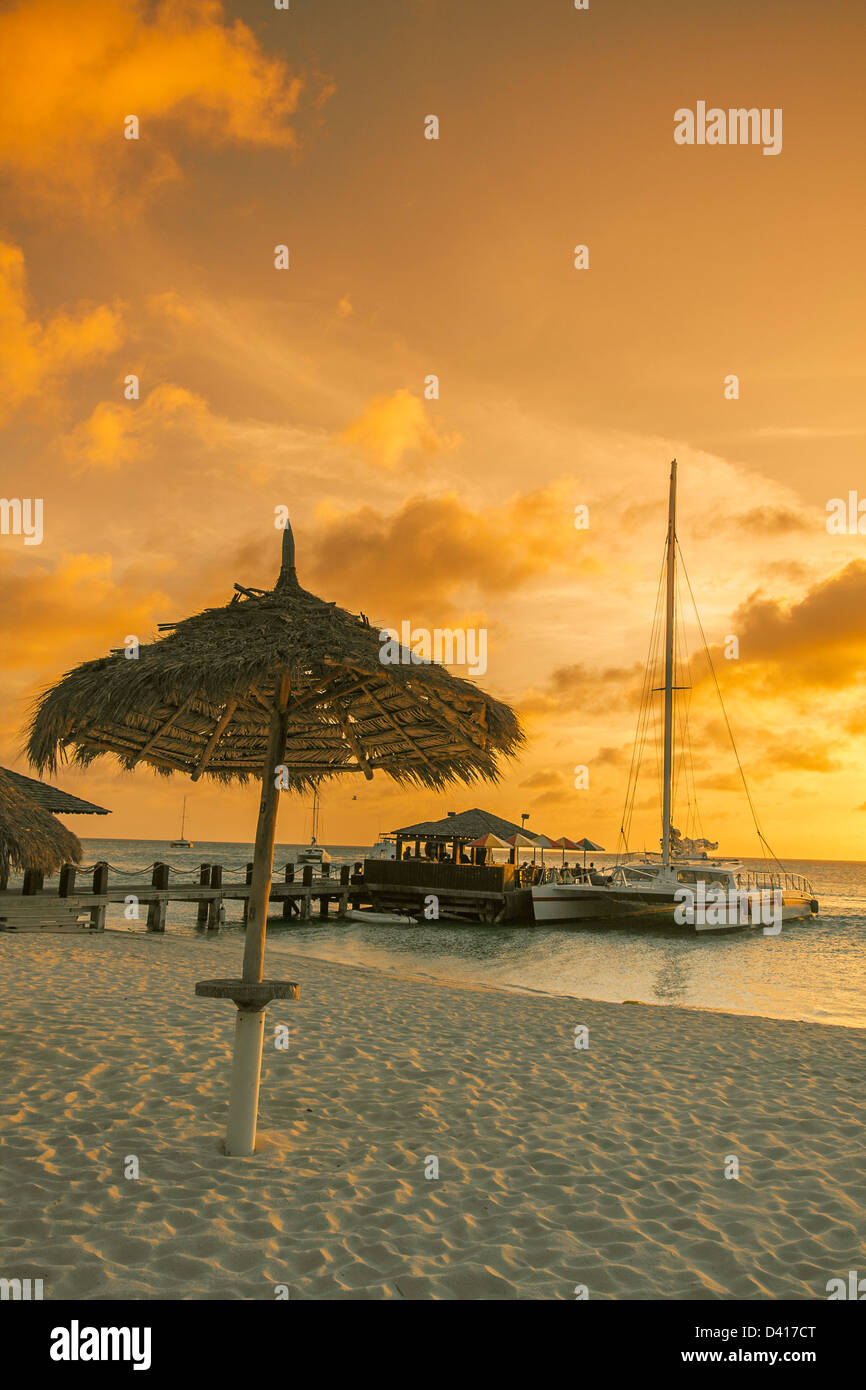 Aruba-Palm Beach sunset West Indies Niederländische Karibik Mittelamerika ABC Katamaran Stockfoto
