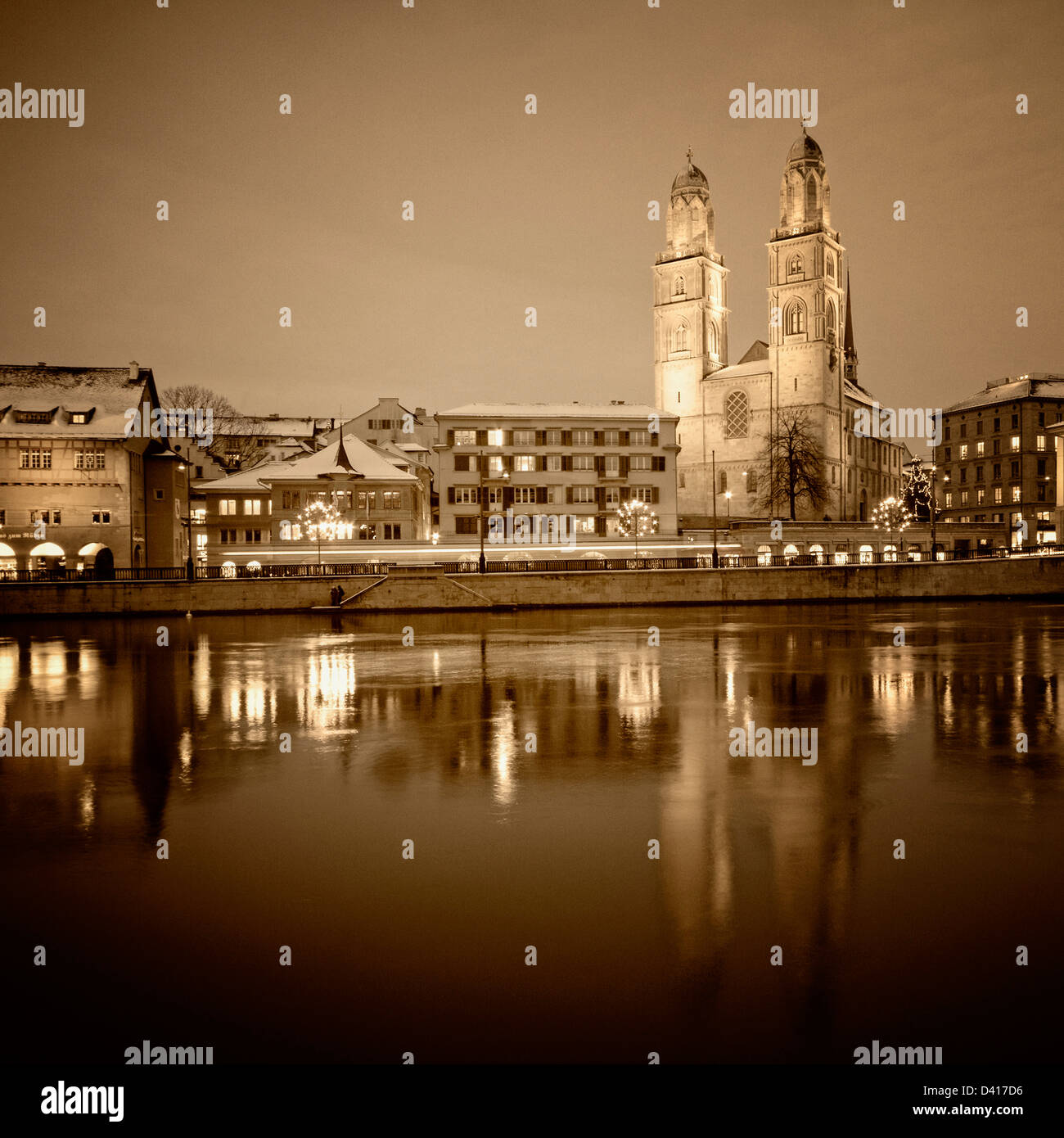 Grossmünster am Fluss Limmat. , Limmatquai, Dämmerung, Zürich Stockfoto