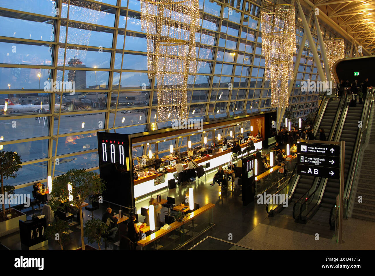 Zürich Airport Center Bar, Kloten, Schweiz Stockfoto