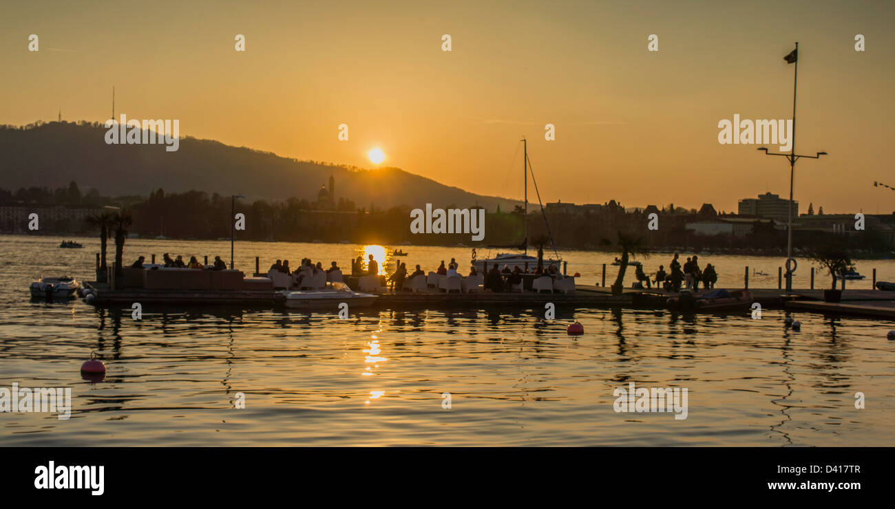 Sonnenuntergang an der Lounge Bar Züricher See, Schweiz Stockfoto