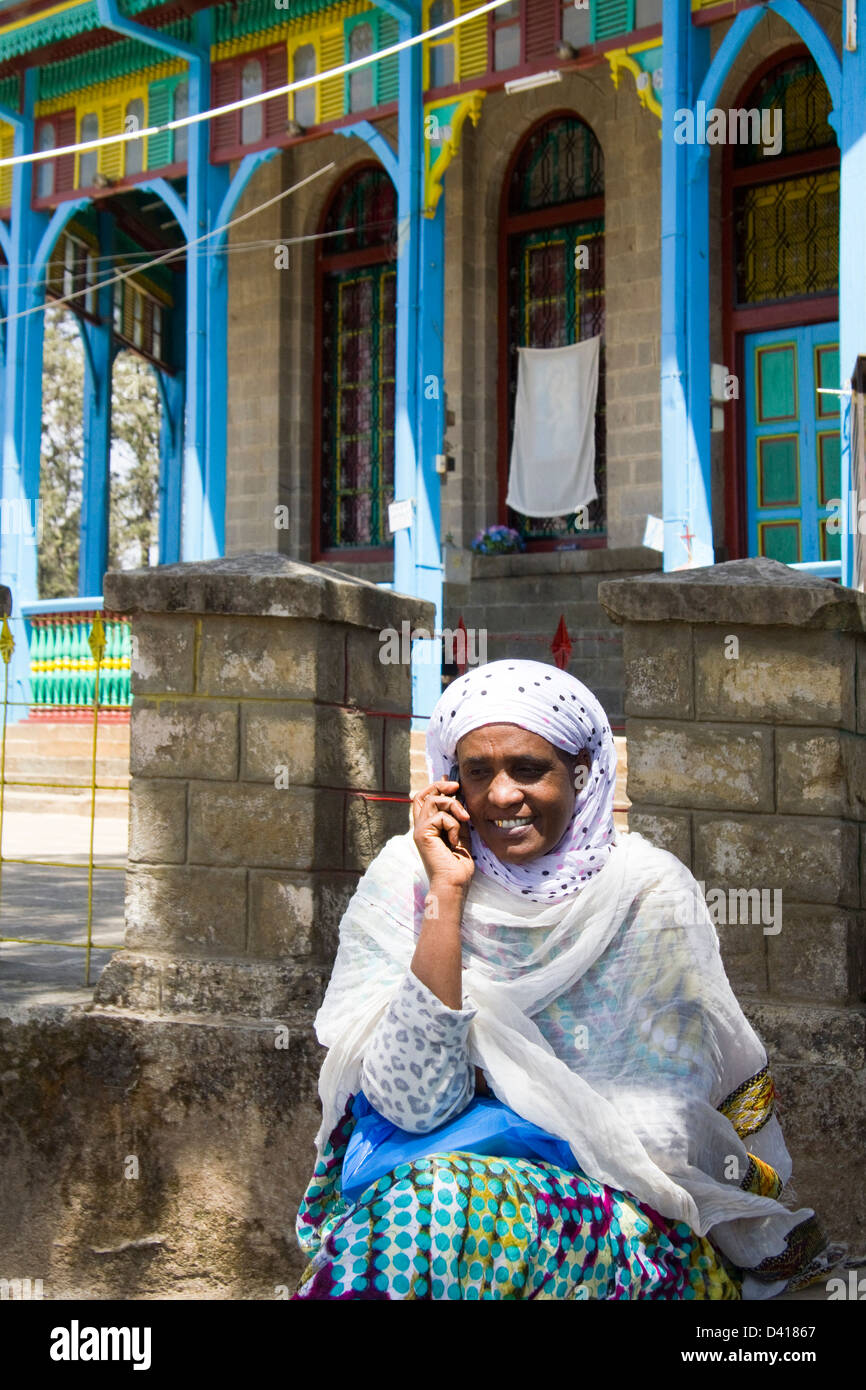 Frau am Handy außerhalb Entoto Maryam Kirche über Addis Abeba Äthiopien Afrika Stockfoto