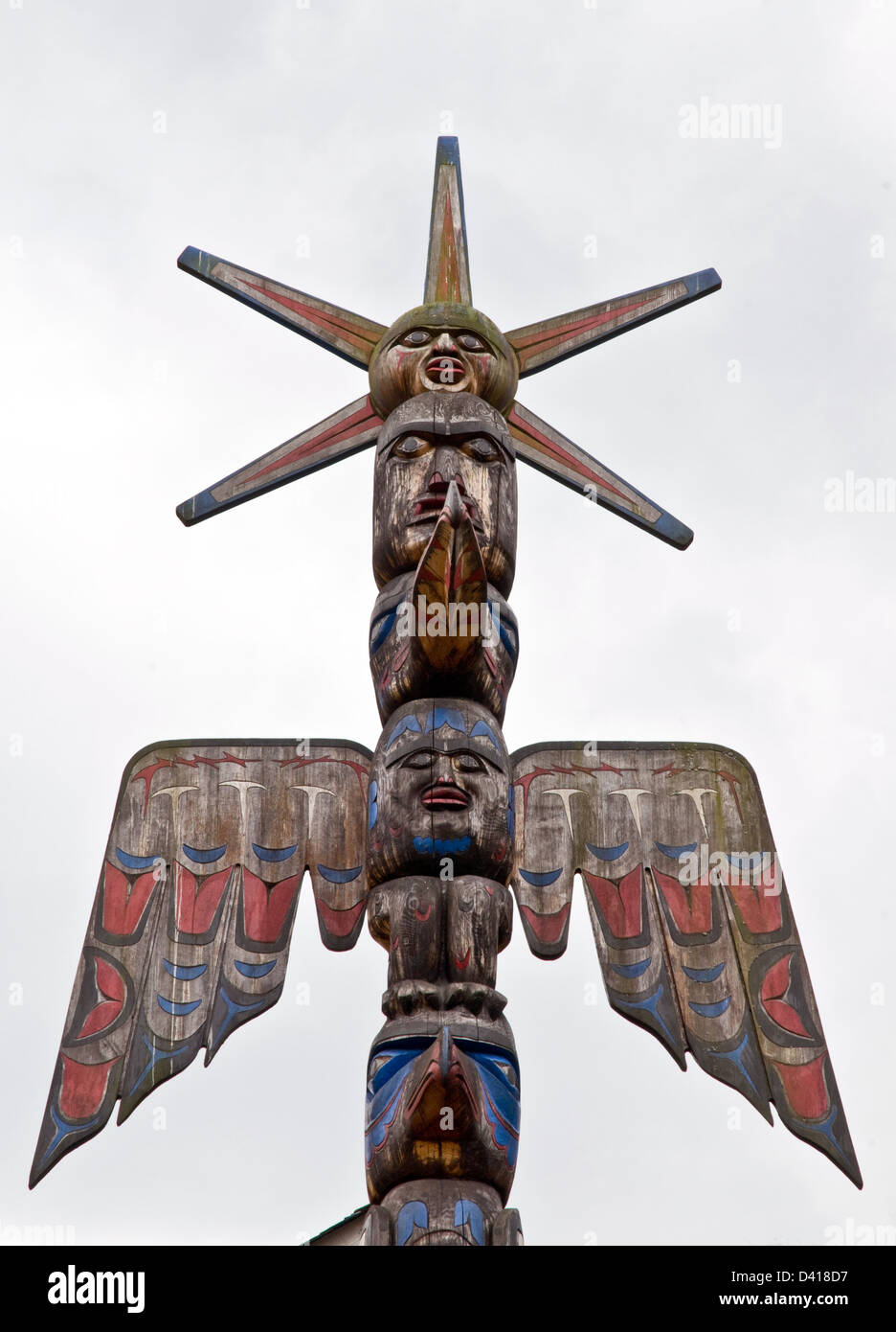 Ein Totempfahl geschnitzt in die Nuxalk-Tradition in der Great Bear Rainforest, in die Stadt Bella Coola, Britisch-Kolumbien, Kanada. Stockfoto