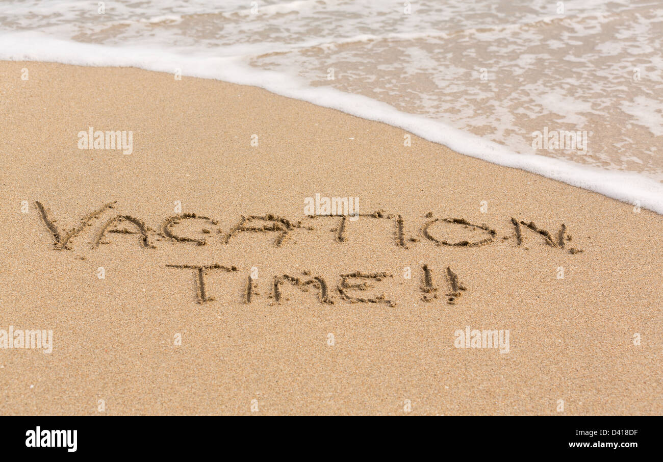 Urlaub mal Worte geschrieben in Sand am Strand vom Meer in Karibik Stockfoto