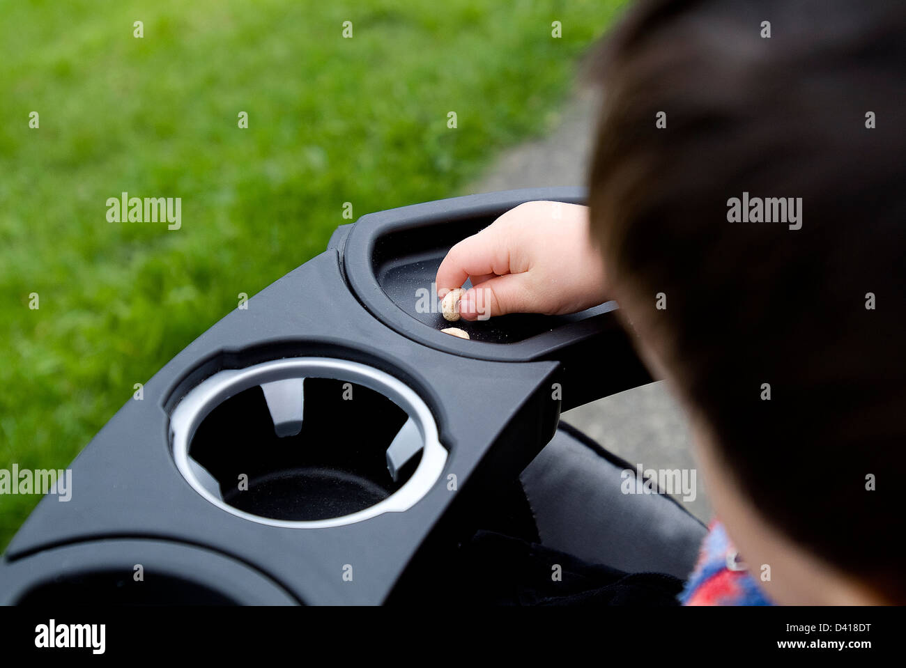 Baby mit einem Stück des Frühstücks-Cerealien. Stockfoto