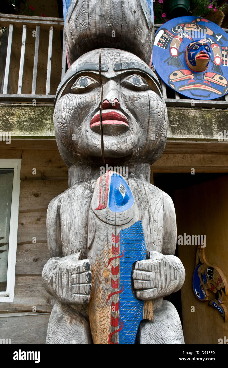 Teil des einen Totempfahl geschnitzt in die Nuxalk-Tradition in der Great Bear Rainforest, in die Stadt Bella Coola, Britisch-Kolumbien, Kanada. Stockfoto