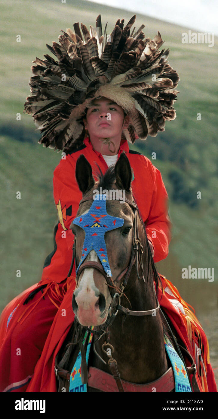 Native American Indian junge auf Pferd mit Feder Kopfschmuck Prairie South Dakota, USA Stockfoto