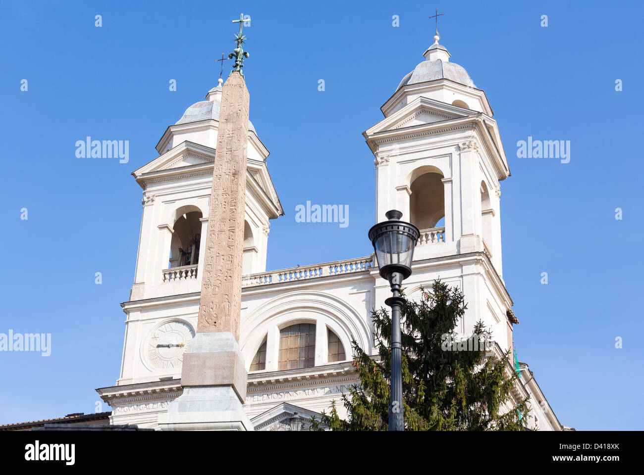 Detail der Türme auf Kirche Trinita dei Monti an Spitze der spanischen Treppe in Rom Italien Stockfoto