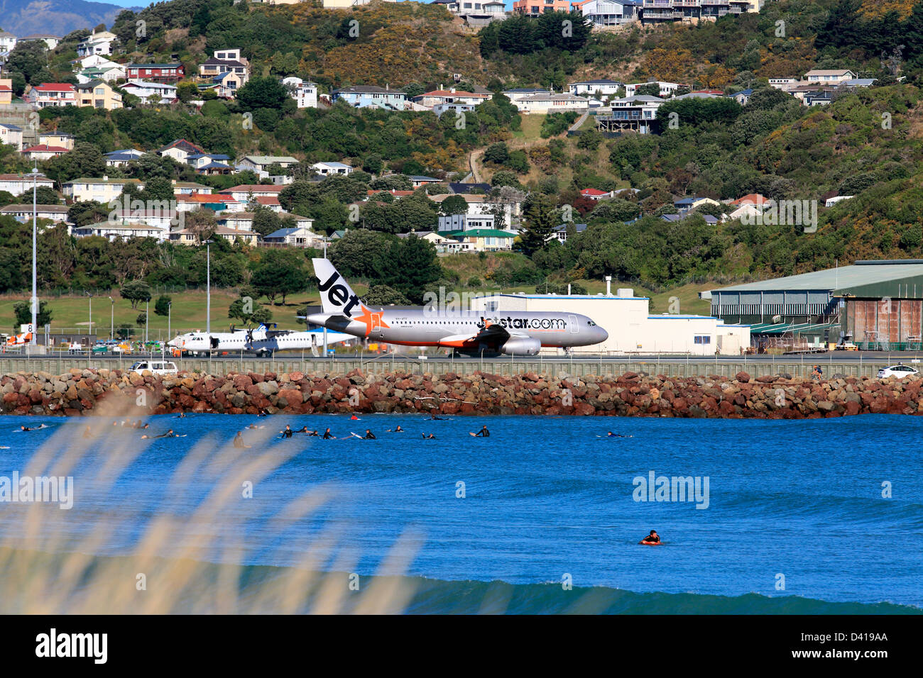 Surfen bei Lyall Bay neben Wellington Airport. Stockfoto
