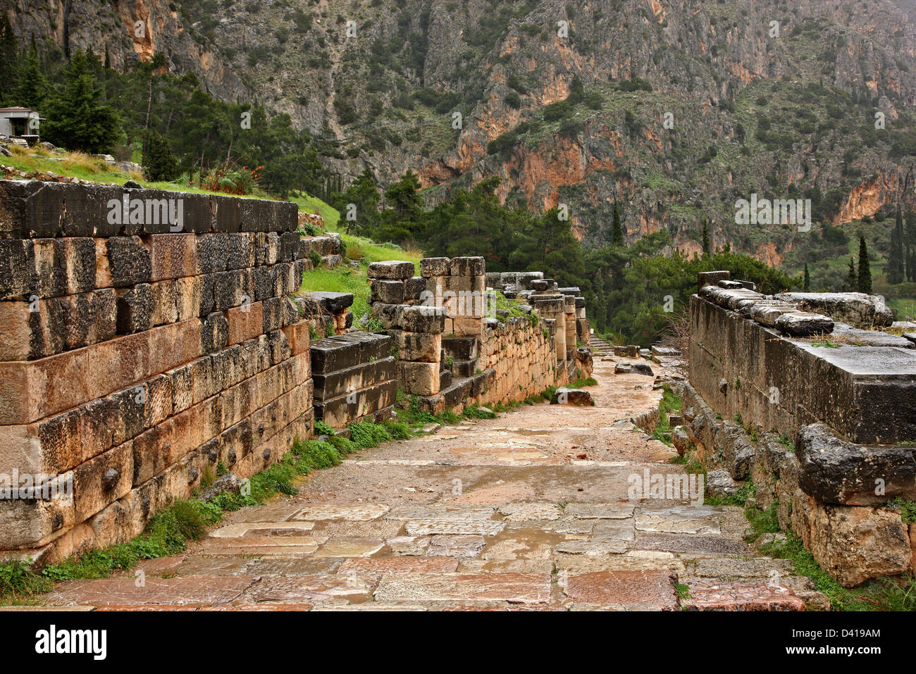Der "Heiligen Straße" am alten Delphi 'Nabel' und wichtigste Orakel der Antike, Fokida, Zentralgriechenland. Stockfoto