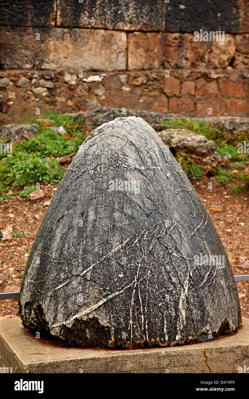 Der Stein genannt "Nabel der Welt" in der archäologischen Stätte von Delphi, Fokida, Zentralgriechenland. Stockfoto