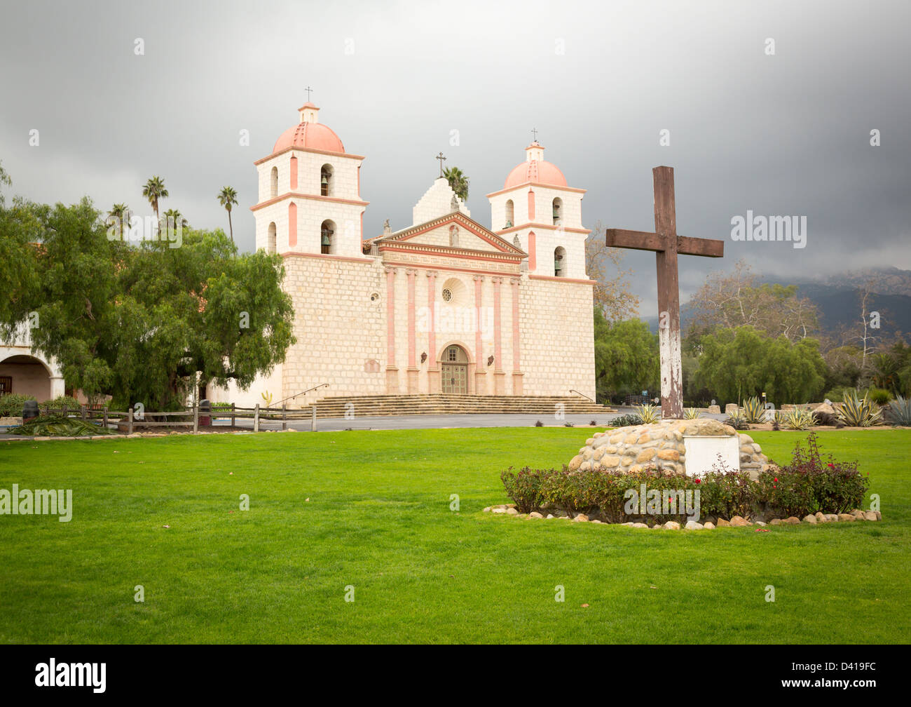 Mission Santa Barbara in California außen an stürmischen Tag mit Wolken Stockfoto