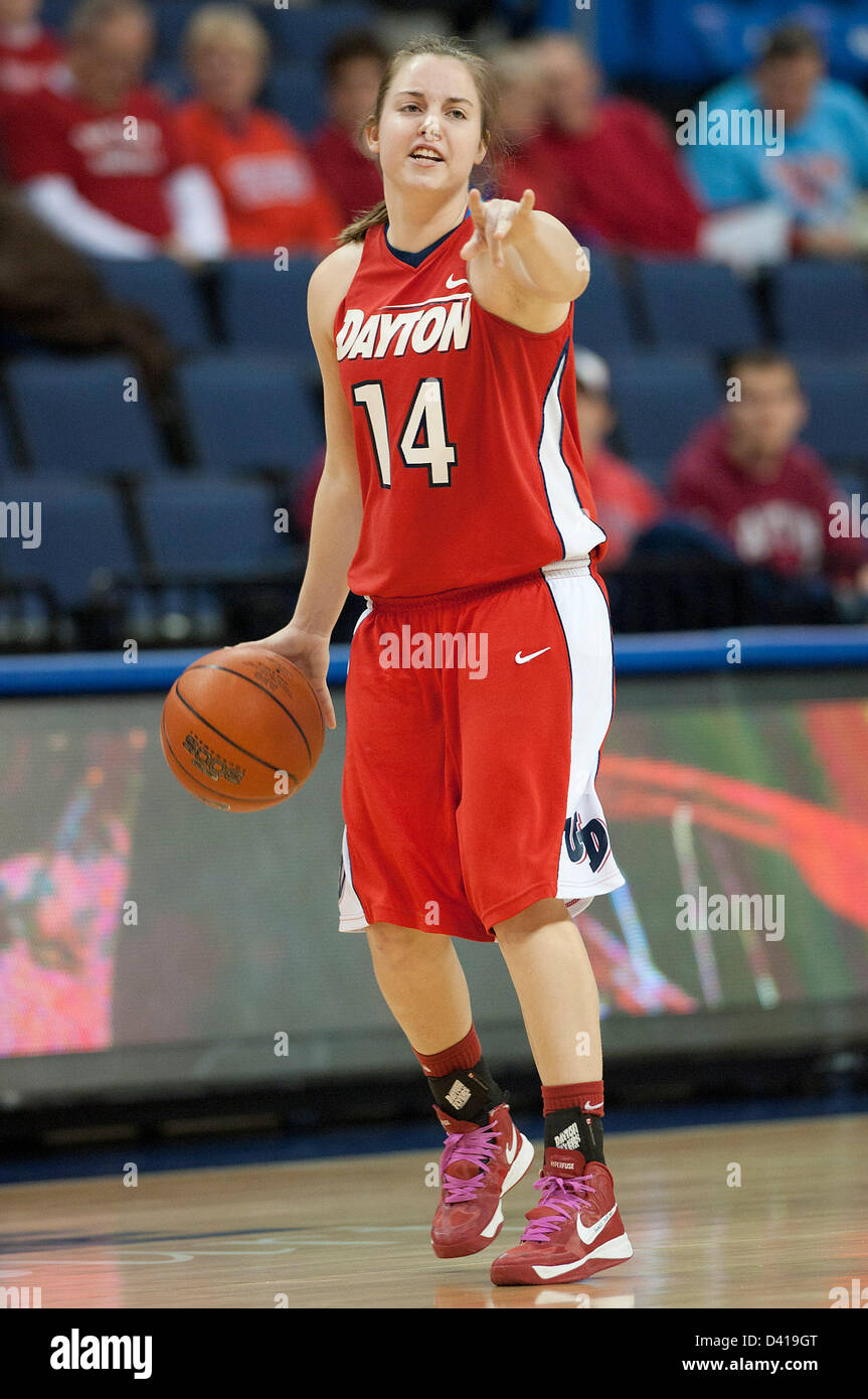 28. Februar 2013 - Saint Louis, MO, USA - Dayton Universität bewachen Samantha MacKay #14 Punkte, ein Spiel in der ersten Hälfte der NCAA Frauen Spiel zwischen Dayton University und die Saint Louis University in der Chaifetz Arena in St. Louis, MO am 28. Februar. Stockfoto